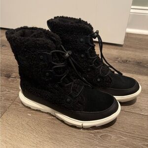 SOREL Explorer Next Joan Cozy black Sherpa bungee lace